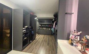 Lujosa Casa de 630m² en Los Colores - 3 Niveles, Jacuzzi y Cine.