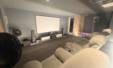 Lujosa Casa de 630m² en Los Colores - 3 Niveles, Jacuzzi y Cine.