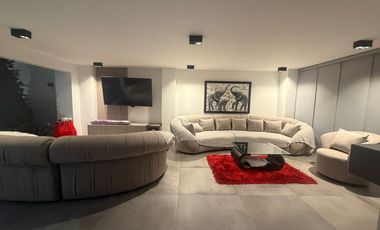 Lujosa Casa de 630m² en Los Colores - 3 Niveles, Jacuzzi y Cine.