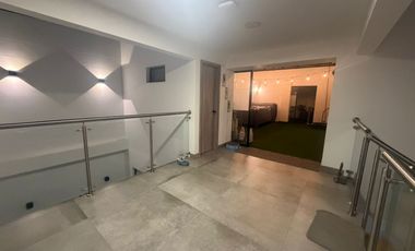 Lujosa Casa de 630m² en Los Colores - 3 Niveles, Jacuzzi y Cine.