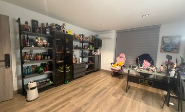 Lujosa Casa de 630m² en Los Colores - 3 Niveles, Jacuzzi y Cine.