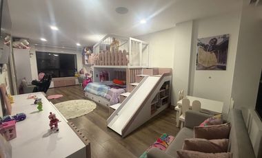 Lujosa Casa de 630m² en Los Colores - 3 Niveles, Jacuzzi y Cine.