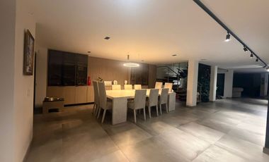 Lujosa Casa de 630m² en Los Colores - 3 Niveles, Jacuzzi y Cine.