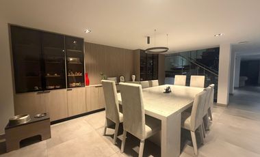 Lujosa Casa de 630m² en Los Colores - 3 Niveles, Jacuzzi y Cine.