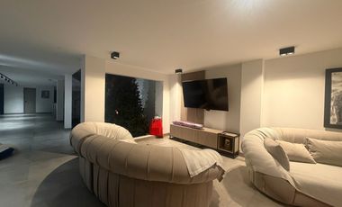 Lujosa Casa de 630m² en Los Colores - 3 Niveles, Jacuzzi y Cine.