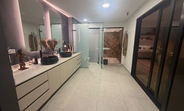 Lujosa Casa de 630m² en Los Colores - 3 Niveles, Jacuzzi y Cine.