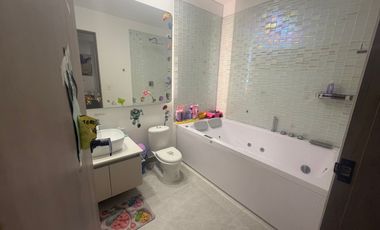 Lujosa Casa de 630m² en Los Colores - 3 Niveles, Jacuzzi y Cine.