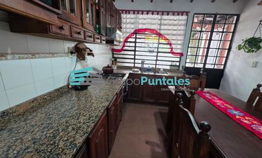 Casa mas departamento independiente en Monte Grande sobre lote de 10 x 37 metros