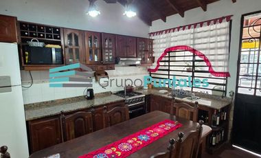 Casa mas departamento independiente en Monte Grande sobre lote de 10 x 37 metros