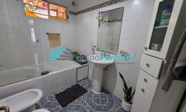 Casa mas departamento independiente en Monte Grande sobre lote de 10 x 37 metros