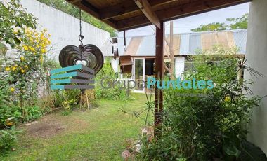 Casa mas departamento independiente en Monte Grande sobre lote de 10 x 37 metros