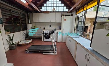 Casa mas departamento independiente en Monte Grande sobre lote de 10 x 37 metros