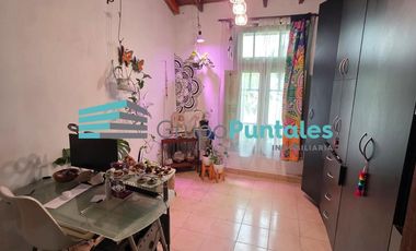 Casa mas departamento independiente en Monte Grande sobre lote de 10 x 37 metros