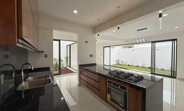 CASA EN VENTA EN BLVD PRINCIPAL EN LOMAS DEL DORADO