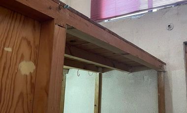 Casa en venta con dos departamentos y local