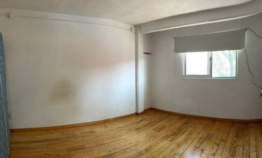 Casa en venta con dos departamentos y local