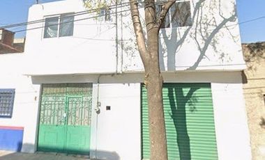 Casa en venta con dos departamentos y local