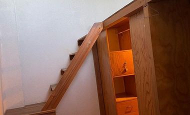 Casa en venta con dos departamentos y local