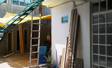 Casa en venta con dos departamentos y local