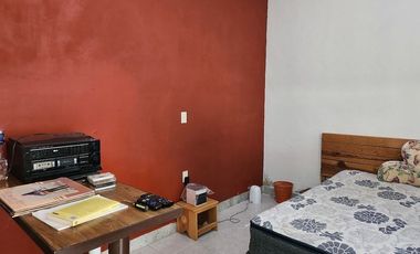 Casa en venta con dos departamentos y local
