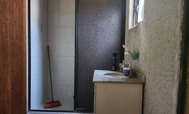Casa en venta con dos departamentos y local