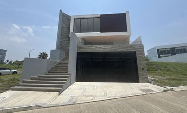 CASA CON ALBERCA EN PLAYAS DEL CONCHAL