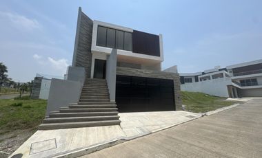 CASA CON ALBERCA EN PLAYAS DEL CONCHAL