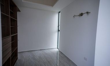 CASA EN VENTA EN PRIVADA AMBAR DE CONKAL, CON PANELES SOLARES.