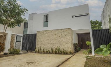 CASA EN VENTA EN PRIVADA AMBAR DE CONKAL, CON PANELES SOLARES.