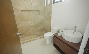 CASA EN VENTA EN PRIVADA AMBAR DE CONKAL, CON PANELES SOLARES.
