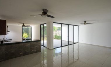 CASA EN VENTA EN PRIVADA AMBAR DE CONKAL, CON PANELES SOLARES.