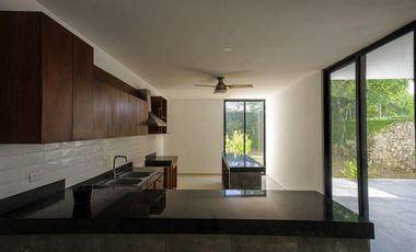 CASA EN VENTA EN PRIVADA AMBAR DE CONKAL, CON PANELES SOLARES.
