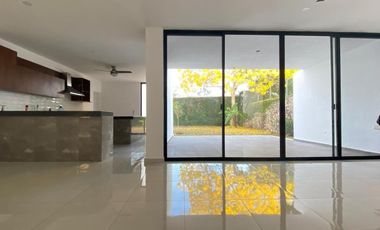 CASA EN VENTA EN PRIVADA AMBAR DE CONKAL, CON PANELES SOLARES.