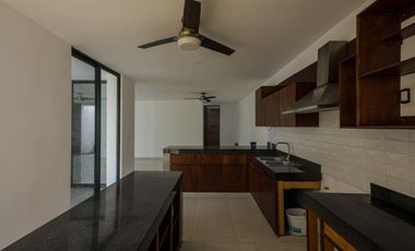 CASA EN VENTA EN PRIVADA AMBAR DE CONKAL, CON PANELES SOLARES.