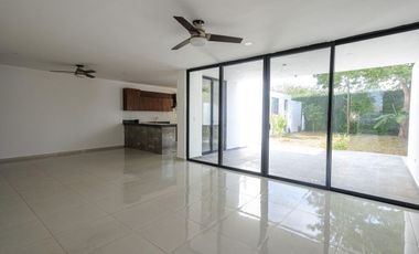 CASA EN VENTA EN PRIVADA AMBAR DE CONKAL, CON PANELES SOLARES.
