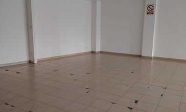 Local Comercial .  Plaza Comercial en Calzada Zavaleta.