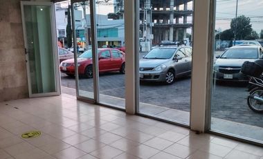 Local Comercial .  Plaza Comercial en Calzada Zavaleta.