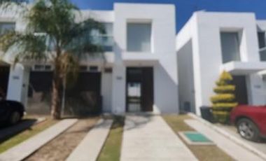 SE RENTA CASA EN FRACCIONAMIENTO LOMAS DE ANGELOPOLIS 3, PUEBLA