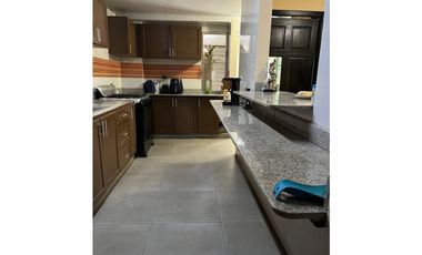 SE VENDE LUJOSA CASA REMODELADA CON INMENSA TERRAZA EN CD. DEL REY AQ