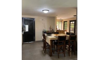 SE VENDE LUJOSA CASA REMODELADA CON INMENSA TERRAZA EN CD. DEL REY AQ