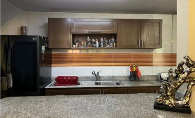 SE VENDE LUJOSA CASA REMODELADA CON INMENSA TERRAZA EN CD. DEL REY AQ