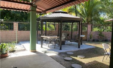 SE VENDE LUJOSA CASA REMODELADA CON INMENSA TERRAZA EN CD. DEL REY AQ