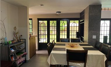 SE VENDE LUJOSA CASA REMODELADA CON INMENSA TERRAZA EN CD. DEL REY AQ
