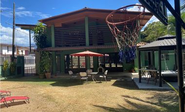 SE VENDE LUJOSA CASA REMODELADA CON INMENSA TERRAZA EN CD. DEL REY AQ