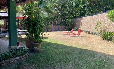 SE VENDE LUJOSA CASA REMODELADA CON INMENSA TERRAZA EN CD. DEL REY AQ