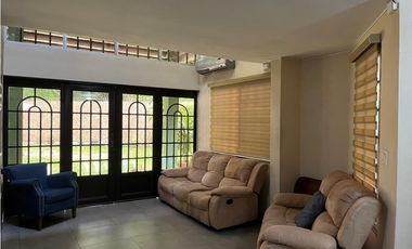 SE VENDE LUJOSA CASA REMODELADA CON INMENSA TERRAZA EN CD. DEL REY AQ