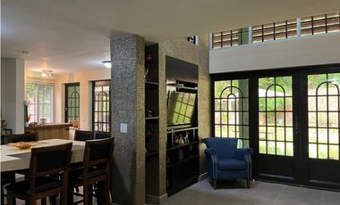 SE VENDE LUJOSA CASA REMODELADA CON INMENSA TERRAZA EN CD. DEL REY AQ