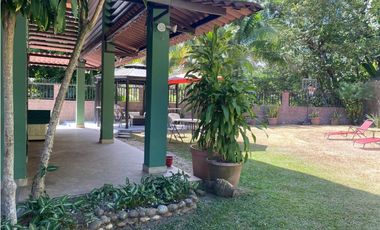 SE VENDE LUJOSA CASA REMODELADA CON INMENSA TERRAZA EN CD. DEL REY AQ