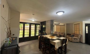 SE VENDE LUJOSA CASA REMODELADA CON INMENSA TERRAZA EN CD. DEL REY AQ