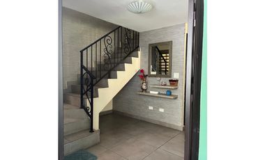 SE VENDE LUJOSA CASA REMODELADA CON INMENSA TERRAZA EN CD. DEL REY AQ